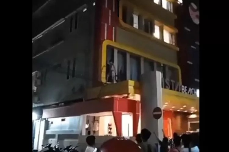 Pria di Bau-bau Viral Bergelantungan di Kabel Listrik Bak Spiderman Ternyata Depresi (Foto: X@feedemady)